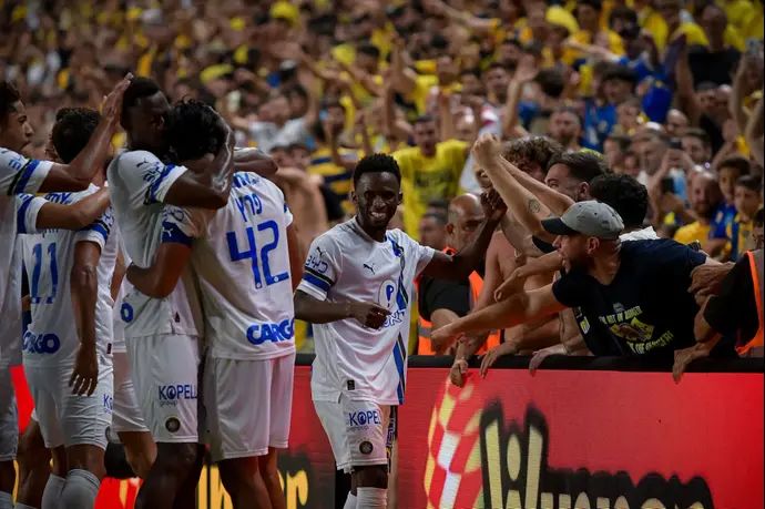 שחקני מכבי תל אביב חוגגים