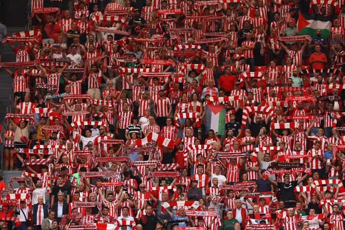 אוהדי אתלטיק בילבאו מניפים דגל פלסטין