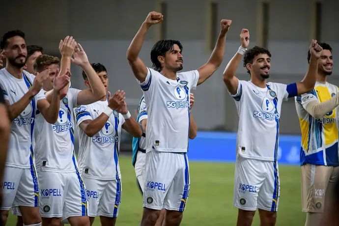 דור פרץ ושחקני מכבי תל אביב חוגגים