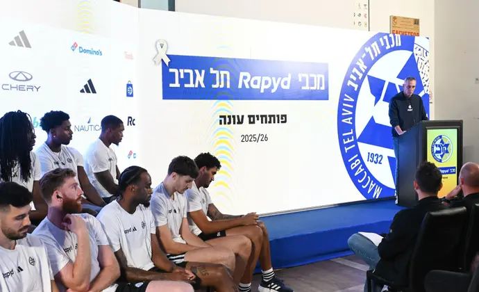 עודד קטש, מאמן מכבי תל אביב לצד סגל הקבוצה