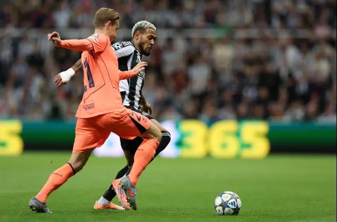 שחקן ניוקאסל, ז'ואלינטון, מול שחקן ברצלונה פרנקי דה יונג