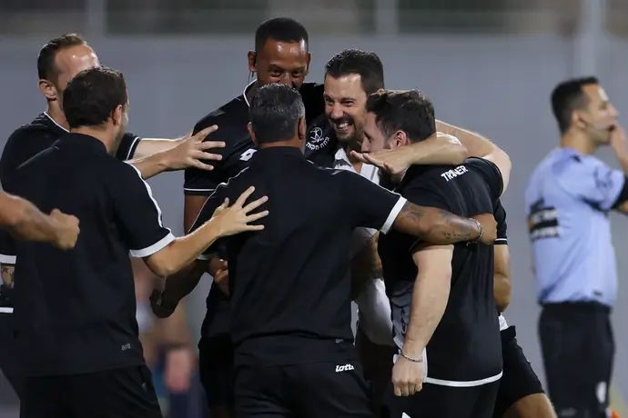 מאמן הפועל פתח תקוה, עומר פרץ, חוגג עם אנשי הצוות