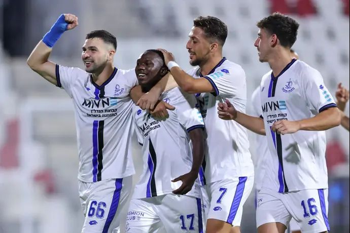 שחקני הפועל פתח תקוה חוגגים עם צ'יפיוקה סונגה