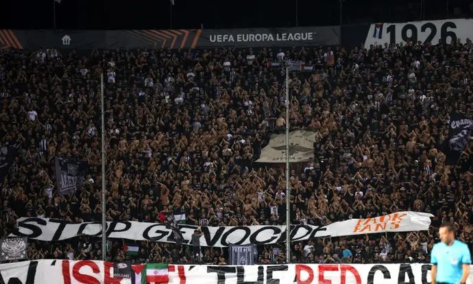 "הראו לישראל את הכרטיס האדום": שלט נגד ישראל במשחק של מכבי תל אביב מול פאוק סלוניקי שלטים