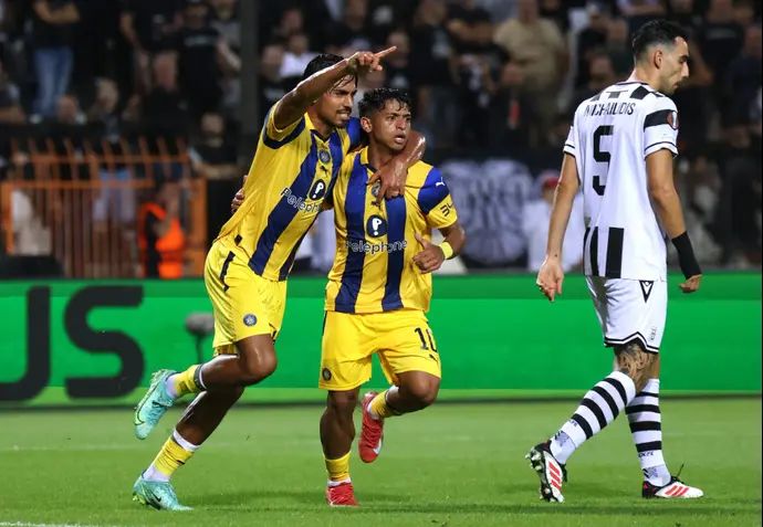 דור פרץ חוגג עם אנדרדה את השער שנפסל לזכות מכבי תל אביב מול פאוק סלוניקי