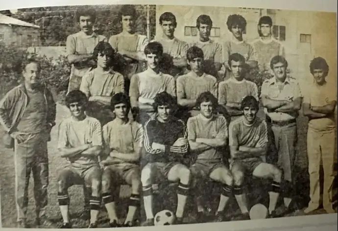 מכבי פתח תקוה ב-1980, דוד ספיבק יושב שני מימין