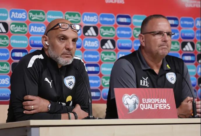 רן בן שמעון מאמן נבחרת ישראל במסיבת עיתונאים ולצדו שלומי ברזל ראש מערך ההסברה של ההתאחדות לכדורגל