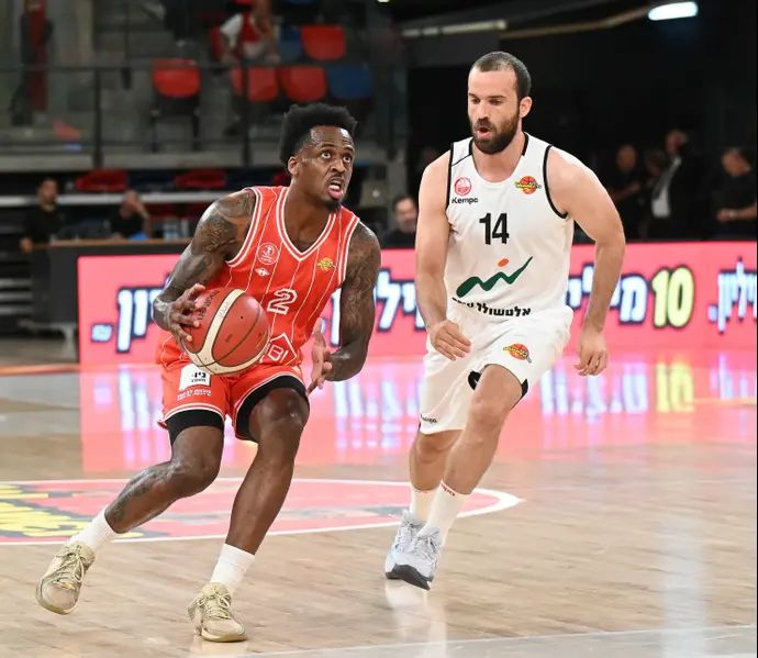 שחקן הפועל תל אביב אנטוניו בלייקני מול שחקן הפועל באר שבע נטע סגל