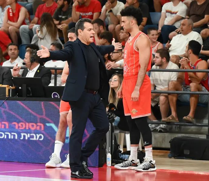 שחקן הפועל תל אביב אלייז'ה בריאנט עם המאמן דימיטריס איטודיס