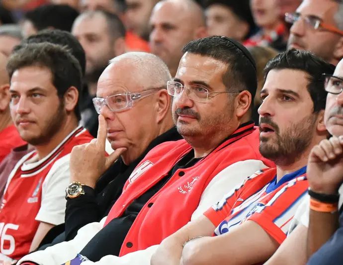 בעלי הפועל תל אביב עופר ינאי לצד עומרי קנדה