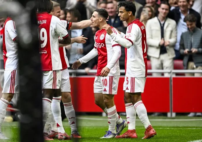 אוסקר גלוך חוגג עם שחקני אייאקס