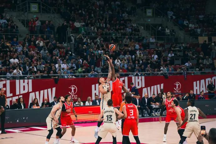 הפועל תל אביב מול ברצלונה במשחק הבכורה ביורוליג