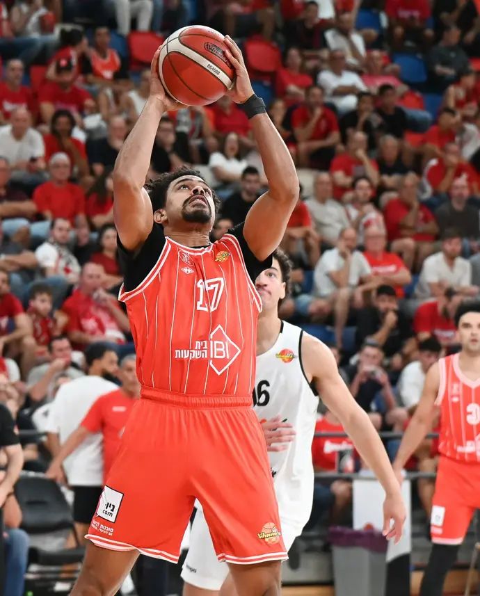 שחקן הפועל תל אביב קולין מלקולם