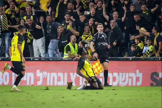 טימו מוזי שחקן בית"ר ירושלים חוגג שער