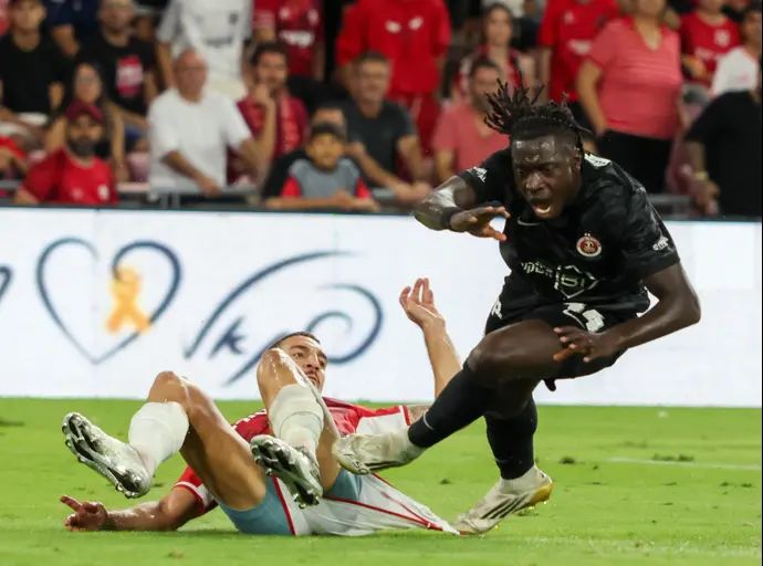 שחקן הפועל תל אביב דניאל דאפה, מול שחקן הפועל באר שבע, אור בלוריאן