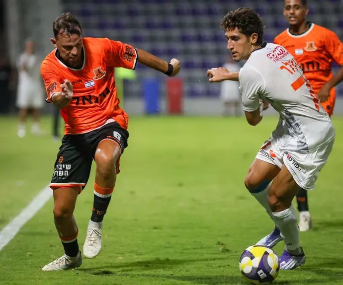 דניאל טישלר שחקן הפועל כפר שלם מול עילאי טרוסט שחקן בני יהודה