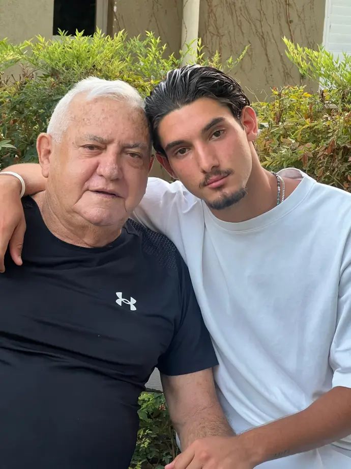 שלמה שרף עם נכדו, שחקן מכבי הרצליה טל נעים