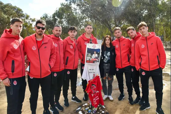 הפועל תל אביב עם זיו עבוד, זוגתו של אליה כהן שנחטף