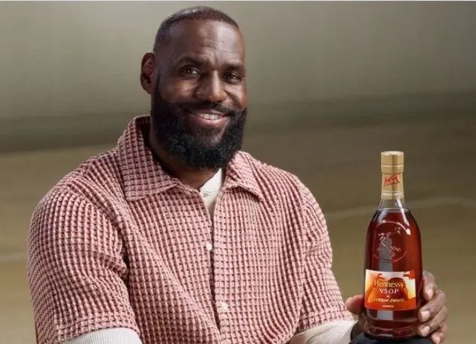 לברון ג'יימס עם פרסומת לחברת הנסי