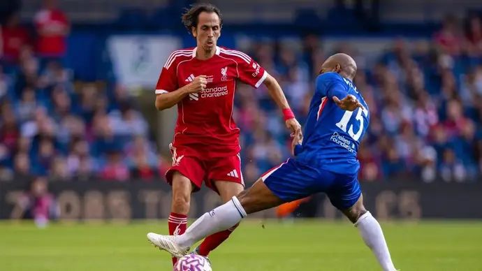 יוסי בניון במשחק צדקה של ותיקי ליברפול מול צ'לסי