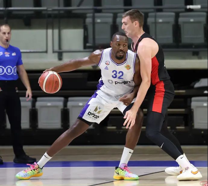 צ'ינאנו אונואקו, בני הרצליה