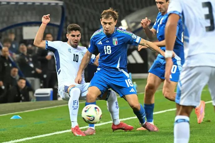 ניקולו בארלה שחקן נבחרת איטליה לפני מנור סולומון שחקן נבחרת ישראל