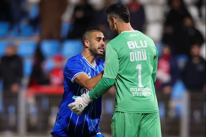 עילאי אלמקייס שחקן בני סכנין מול גד עמוס שוער מכבי בני ריינה