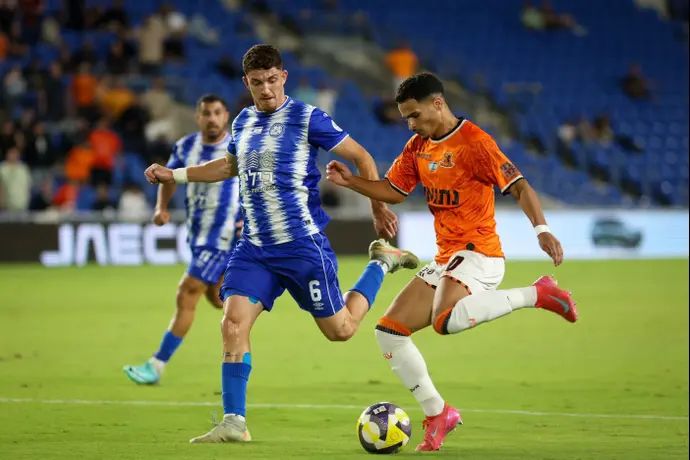 חמזה שיבלי שחקן בני יהודה מול אביתר ברק שחקן מ.ס. קרית ים