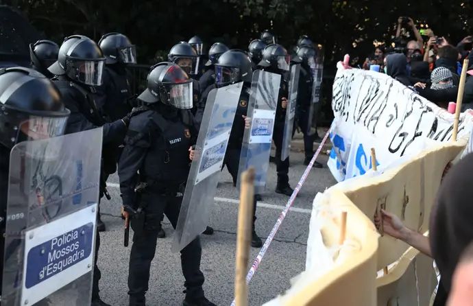 כוחות שיטור מול הפגנה פרו-פלסטינית מחוץ למשחק של הפועל ירושלים נגד מנרסה, ספרד