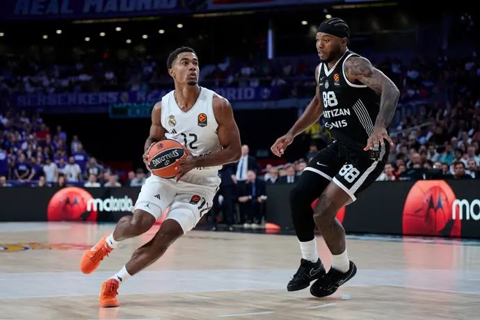 תאו מאלדון שחקן ריאל מדריד נכנס לסל מול טייריק ג'ונס שחקן פרטיזן בלגרד