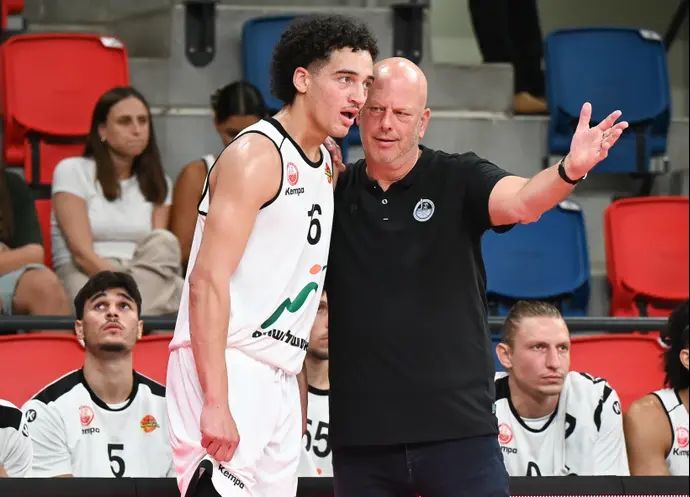 מאמן הפועל באר שבע רמי הדר לצד סי ג'יי אלבי