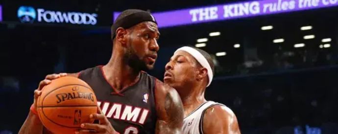 פורוורד ברוקלין נטס פול פירס (ימין) שומר על פורוורד מיאמי היט לברון ג'יימס