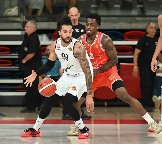 שחקן הפועל באר שבע קודי דמפס מול שחקן הפועל תל אביב אנטוניו בלייקני