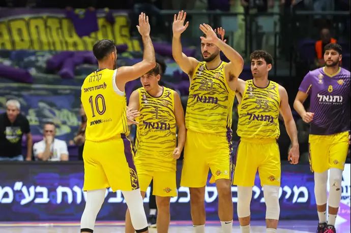 שחקני הפועל חולון