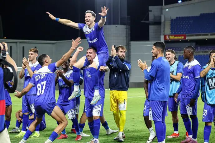 שחקני עירוני קרית שמונה חוגגים את הניצחון על באר שבע