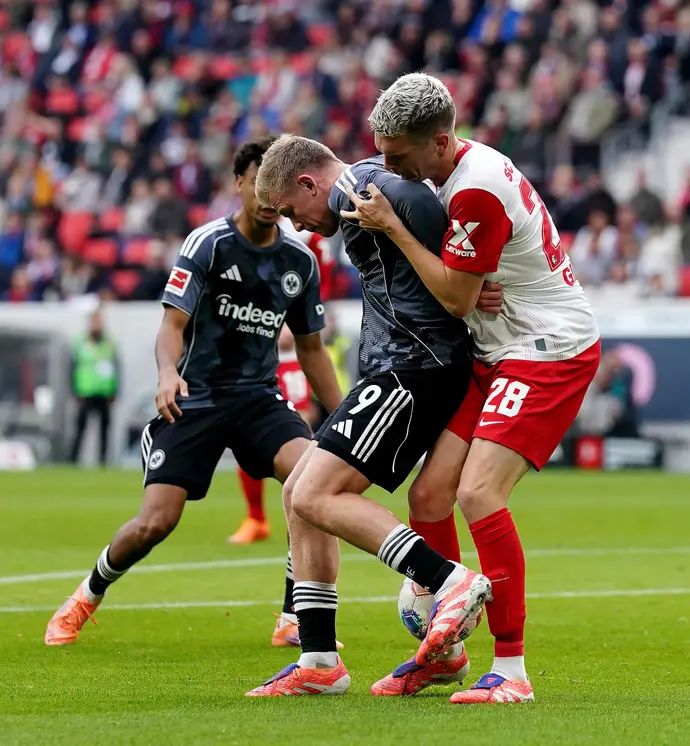 יונתן בורקארדט שחקן איינטרכט פרנקפורט לפני מתיאס גינטר שחקן פרייבורג