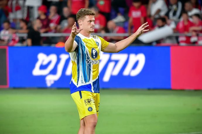 איתמר נוי שחקן מכבי תל אביב בחימום