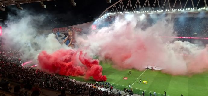 אבוקות שהשליכו אוהדי הפועל תל אביב בדרבי