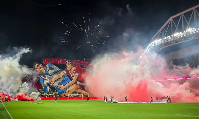 רימוני עשן של אוהדי הפועל תל אביב