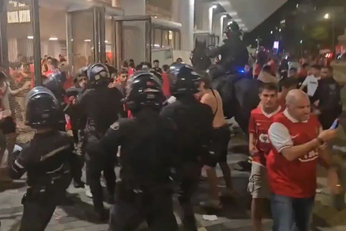 עימותים בין המשטרה ואוהדי הפועל ת"א מחוץ לבלומפילד