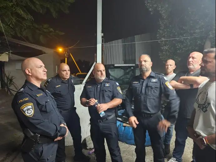 מפקד מחוז ת"א, ניצב חיים סרגרוף ומפקד מרחב איילון, תנ"צ דניאל חדד קיימו הערכת מצב בזירת הרצח ביפו. 31 באוגוסט 2025