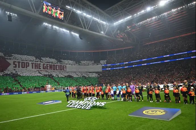 אוהדי גלאטסראיי עם תפאורה פרו-פלסטינית