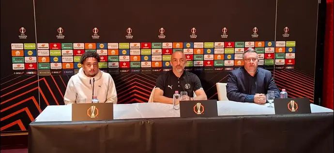 ז'ארקו לאזטיץ' מאמן מכבי תל אביב במסיבת עיתונאים עם טייריס אסנטה