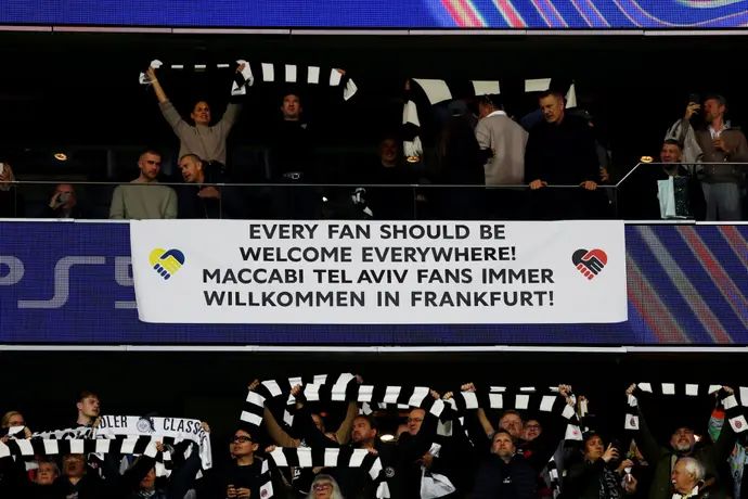 השלט של אוהדי איינטרכט פרנקפורט לכבוד מכבי תל אביב מול ליברפול