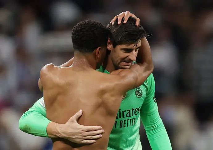 טיבו קורטואה שוער ריאל מדריד עם ג'וד בלינגהאם