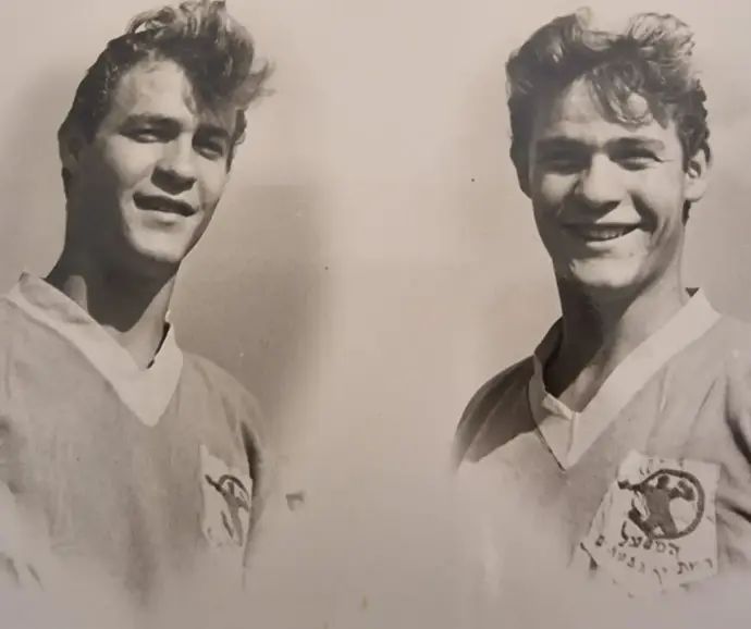 יהושע לוי עם אחיו מנחם לוי