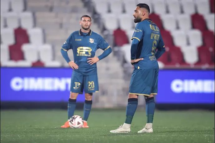 איהאב גנאים (מימין), פדיל זבידאת שחקני מכבי בני ריינה מאוכזבים