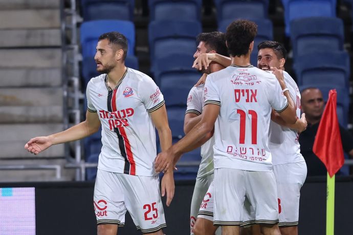 אופק ביטון ושחקני הפועל חיפה חוגגים