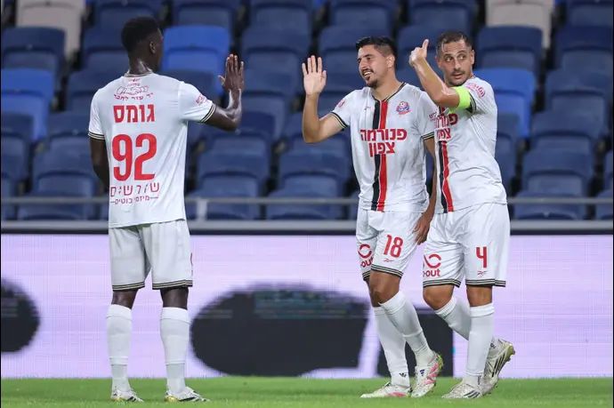 אופק ביטון ושחקני הפועל חיפה חוגגים נגד בית"ר ירושלים