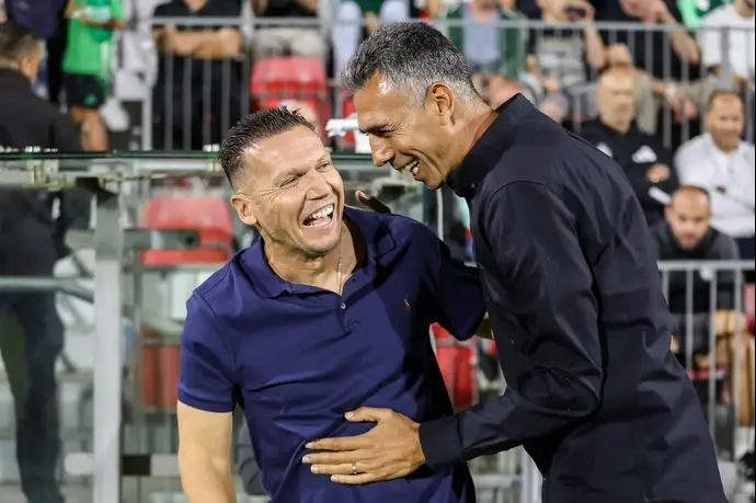 אלירן חודדה מאמן עירוני טבריה עם ברק בכר מאמן מכבי חיפה